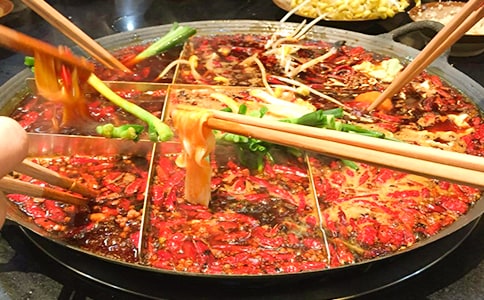 ���l(xi��ng)�Ļ��?zh��n)��?/></p>
<h2>���l(xi��ng)�Ļ��?zh��n)��?</h2>
<p>�����ҵļ��l(xi��ng)���ؑc����һ�N��ʳ������ �˶�����������߀���˂��۲͵Ĳ���֮�x�������Ǵ���������һһ�ؑc�����</p><p>����һ���M(j��n)��偵꣬�͕�(hu��)��һ�ɓ�Ƕ�������ζ�������Ȳ���������Ի�偡�</p><p>�����c(di��n)��֮����һ��Ҫ��һ�Εr(sh��)�g���ϻ�偺Ͳˣ��˂������x�c(di��n)С�������c(di��n)�衢����������l(f��)�r(sh��)�g��</p><p>��������ρ�֮����߀Ҫ��һ��(hu��)�����ܳ�����e����偱����L(f��ng)ƽ���o�������Ļ�����һ��(d��ng)����(d��ng)��������ǡ���߸�[���������[�Ƿ���ţ���ڱ����ƽ�o�·��L�����v��</p><p>�������ڵ��ؑc��偑�(y��ng)ԓ�ǾŌm��ģ��ł�(g��)��������ͬ��ʳ�������C��ʳ��ı�ζ���Aһ�Kë���͵���t�����ȥ���Ȏ׷���ٓ��ρ����֠C�������н��ţ��Aһ�����c�������(sh��)��(g��)�����Ϳ��ԓ��ρ���������һ���������һ�¾��Ԃ�(g��)���@�M(j��n)������ȥ�ˡ�߀�д�G�İײ��~����偺��������������L(f��ng)��ֱ����������⣬߀���i�X����������ᘹ�����ʳ��������ζ�o����</p><p>�����Ե��߳����˂�?c��)��ԳԵô�������Ó�����£���Ҷ�վ�������������fԒ�������Ʊ��Q�K���ò����[���������á����m�������á����ݡ���</p><p>�����ؑc�˺�ˬ���Ը��c��偘O��һһ�֟����������s���˻�ζ�o�F���ؑc��һ������������� C�����@�ɘ�Ҳ�Բ��ɻ�偡�</p><p>�������Q���Ї�(gu��)�����t֮һ���ؑc�����������ן�����أ��B(y��ng)�����ؑc����������ؑc�˸��ؑc���һ�ӵ�'�𱬡���ˬ���Ը�������˪�(d��)�ص��ؑc�Ļ��������Ҳ���ؑc�����|(zh��)�Ļ�֮һ��</p><h2>���l(xi��ng)�Ļ��?zh��n)��?</h2>
<p>������Ԓ�f�������ﲻͬ�L(f��ng)��ǧ�ﲻͬ�ס���ÿ��(g��)�ط����в�ͬ����(x��)�׺��خa(ch��n)�����B�ϱ������ʳ�Ļ���Ҳ�����޴�Ĳ�����ҵļ��l(xi��ng)���ؑc������ľ�Ҫ��(sh��)�������</p><p>�����ؑc��偵����c(di��n)��������Ҳ������(g��)�֣��顢�����C��ÿһ�豻���ρ��Ļ���϶���(hu��)Ư������������Ļ������������@��(du��)��������'�ˁ��f�o����һ��ζ�X�ϵľ޴�����(zh��n)����(d��ng)��������ӊA�˕r(sh��)��һ������������(hu��)����ô���w�{(di��o)Ƥ�Ļ�����������Ĳ��g����һ��Ҫ��ȥ��һ�ɽ����ζ���͕�(hu��)����Ĵ��X�g�����_�����o��������촽��(hu��)�����(d��ng)����o��(sh��)ֻΛρ�������Ƥ��������׌�㲻�������ش�������������ѽ������ѽ����</p><p>������Ҋ�^�е��˳Ի�偕r(sh��)��(hu��)����߅��һ�󱭰��_ˮ��߅��߅�ԣ��ɾ��@��������߀�Ǳ����ÝMĘͨ�t���ؑc��偰��_�f�󣺲����������w���������ܵģ�ˮ���ε��������ԠC������ϲ�g�Եľ���ë���ˡ���偕r(sh��)�g�L(zh��ng)�˲������r(sh��)�g���˲��죬ֻ�Еr(sh��)�g�����������ܰ�ë�ǵ�ζ���l(f��)�]���O����</p><p>�����ؑc��偾����ؑc�˵��Ը񣬟���������Ґ��ҵļ��l(xi��ng)���Ґ��ؑc��偣�</p><h2>���l(xi��ng)�Ļ��?zh��n)��?</h2>
<p>�����ҵļ��l(xi��ng)���ؑc���ڄڵ��ؑc�˄�(chu��ng)������S����ζС�ԣ���������Ҫ��(sh��)����偡���</p><p>������偷��圫�ͼt���ɷN���圫���u֭���������r�������t�������������������������ؑc����ۼt�������</p><p>�����û���д����˺ܷ������؄e���ں��䳱��Ķ������H����ч�����t߅��߅Մ��ʹ�˸е��·��˴�����</p><p>�����ؑc�Ļ�偵ꔵ(sh��)��ǧӋ(j��)�����㇊���������������v�v��ζ���鲼���С����һ��(g��)�Ń����˂��ǿ������ʹ�˲��ɵ�ֱ����ˮ��</p><p>������偵������������������һ��(g��)ú��t���t�Ϸ����F偡��F������һ��(g��)��ơ������ֵĸ��������еĸ���������������t�������������ϡ�����`�t������ཹ�ཱུط��v�����І���ʳ�Ϳ��Ʒ�L��һ�����ҺͰְ֋���һ��ȥ�Ի�偣�������һ�M(j��n)��������������Ӱ�ë�������c���M(j��n)��停���C��һ�ɷ�犺����ͳԣ����������ִ������֠C���~�q���S�XƬ���������������r������߀�C�˰ײˡ��S��ѿ����ζ���������������oՓʲô����ֻҪ�ڼt����Cһ�C��ζ���ͽ^��O�ˡ����mȻ������^��������ÝM�^�����C���촽��������Ƶģ��sԽ��Խ�����Խ��Խ�۳������ǲ��鲻��߀���^�a����</p><p>����ǧǧ�f�f���ؑc�ˣ�������Ĭ����ˬ���������������л��һ�ӵ��顢�����C���Ը����</p><p>������������ؑc�˵Ľ��������ؑc�˵�����</p><h2>���l(xi��ng)�Ļ��?zh��n)��?</h2>
<p>�����ҵļ��l(xi��ng)���ؑc���ڄڵ��ؑc�˄�(chu��ng)������S����ζС�ԣ��� ��������Ҫ��(sh��)����偡��� ��偷��圫�ͼt���ɷN���圫���u֭���������r����;�t�������������������������ؑc����ۼt������� �û���д����˺ܷ������؄e���ں��䳱��Ķ������H����ч�����t߅��߅Մ��ʹ�˸е��·��˴����� �ؑc�Ļ�偵ꔵ(sh��)��ǧӋ(j��)�����㇊���������������v�v��ζ���鲼���С����һ��(g��)�Ń����˂��ǿ������ʹ�˲��ɵ�ֱ����ˮ�� ��偵���������������������һ��(g��)ú��t���t�Ϸ����F ����F������һ��(g��)��ơ������ֵĸ���,���еĸ���������� �����t�������������ϡ����ļt������ཹ�ཱུط��v�����І���ʳ�Ϳ��Ʒ�L�� һ�����ҺͰְ�������һ��ȥ�Ի�偣�������һ�M(j��n)��偵��������Ӱ�ë�������c���M(j��n)��停������C��һ�ɷ�犺��� �ͳ������������ִ�!���֠C���~�q���S�XƬ���������������r ��;��߀�C�˰ײˡ��S��ѿ����ζ��������������</p><p>�����oՓʲô���� ֻҪ�ڼt����Cһ�C��ζ���ͽ^��O�������mȻ������^�� ����ÝM�^��,�C���촽��������Ƶ����sԽ��Խ��ԣ�Խ ��Խ�۳������ǲ��鲻��߀���^�a�ء� ǧǧ�f�f���ؑc��,������Ĭ����ˬ���������������л�� һ�ӵ�.���������C���Ը��? ��������ؑc�˵Ľ���,���ؑc�˵�����</p><h2>���l(xi��ng)�Ļ��?zh��n)��?</h2>
<p>��������ʳ�������f���ԣ������ᵽ����������ҿ��ǿ�ˮֱ����ǧ�߰����е���ϲ�g�|������߅������е�ϲ�g��������A�x��߀�е�`ϲ�g�������������҅s��ϲ�g���l(xi��ng)�Ĵ������������</p><p>�����P(gu��n)������������@��һ��(g��)���£���ǰ��(zh��n)��(gu��)�r(sh��)�������Տ��ϔy�����ӏ����Ϟ�ܑ�(zh��n)�y���㵽�Ĵ����Ĵ���Ҋ�����ɑz��������������ͬ����һ��N�����N�衣������������Ӟ�м��Ĵ��ˣ�����Ո(q��ng)���Ĵ���(d��ng)?sh��)����������������˵����ϼ�����������������Ҋ�˶����R������˳���һ��������������´��t�������c(di��n)����Ȼ�����ֶ��ρ�һ�P�P�����_ʼ�������偺����������˾Ϳ��Գ�������ˣ��Ĵ����˂����@�N��ʳ�С������������������ʲô��������偣�����?y��n)��Ĵ����؄e�۳����������ԾͽС���������偡�</p><p>����������̫�O�P���mȻ���������ǳ��������ǳ�����s�����ɿڣ��e��һ���L(f��ng)ζ�������^�������r����ɫ��ζ��ȫ�������҂��Ĵ�����ζ���Ȱ���������Ҫԭ������������</p><p>�����e�����������������������Ʒ����s���y�����Ȍ�����������������ͳ��������t����Ȼ�����ٰћ����_����������^�m(x��)����ֱ���ћ����_�o��ɼt�����ٷ���ۯ�h�����u����󣬾Ϳ��Է��߲������ʳ�����������Ȼ���偾Ϳ��Գ������Եĕr(sh��)��Ҫע�ⲻҪ���C����Ҫ�ÿ��ӊA���������ڸл��������ܺó���</p><p>��������Ժ���Ĵ��ĕr(sh��)����һ��Ҫ���Ĵ��Ļ��ѽ��ϣ����Ҳ�ܳɞ������ʳ֮�е������</p><h2>���l(xi��ng)�Ļ��?zh��n)��?</h2>
<p>�������쵽�������L(f��ng)�������������T�����@һ�й������҃��r(sh��)��ӛ����</p><p>����ӛ��Ҳ�����@�ӵĺ���֮�������ڼ��l(xi��ng)�Ի�偣���(ch��ng)�����ǘӵĜ�ܰ�䐂��</p><p>�����������ߚq�����cĸ�Hӭ���L(f��ng)ѩ�ص��ҵļ��l(xi��ng)�������������ş����ӭ�����҂����������Ҫһ���̻����</p><p>�����Ǖr(sh��)�Ҳ���֪�������ʲô��ֻ�øɵȵ����ϡ���c(di��n)һ����ֻҊ�����cĸ�H������PС�P���߲���ʳ�����������ÿ��(g��)�P���ﶼ�[������N���ӵ�ʳ����������g�ŵ��ǻ�偵��ϡ��ҿ����L�C�ğ�ˮ��ͣ����ð��������һ�ɝ�������ζ�hɢ�ڿ՚�����</p><p>�������Ȳ������Č��۽z���~Ƭ��������������ʳ�ϵ����������һ��(hu��)�������͸����ρ����׻�����һƬ�����������۵������Ǵ���һ����ɫ�Ĵ��£����ǘӿɐ��������~Ƭ�������ڻ���кܿ����͸�����ғ���һ�K���������������ģ�������.����ζ�ڿ��������_�����ʶ���ā���r����֭����������ζ�Z��ȫ����ֱ���ҵķθ�������ζ���(q��)���ˇ�(y��n)���������˜�ů���@�����������y���ĺ�ζ������һֱ����ҹ����偵���ζ߀���ҵĿ��л�ʎ�����þò�����ӛ�����������Ҳ߀�����Г]֮��ȥ��</p><p>�����F(xi��n)��ÿ�궬�����Ҷ���(hu��)�����ߚq�r(sh��)�ڼ��l(xi��ng)�ԵĻ�����X���и��F(xi��n)�����ş����Ц�ݺ�ȫ����һ��Ի�偕r(sh��)�g�������Ρ�ÿÿ�������ҵ����ж����ɵ�ӿ��һ�ɹ�ů����</p><h2>���l(xi��ng)�Ļ��?zh��n)��?</h2>
<p>�����ҵļ��l(xi��ng)���ؑc�������ؑc�����Եص����ؑc��偿�̫�z������</p><p>�����ؑc�Ļ�偵����_�岼��ζ��������ɫ���S�����M(j��n)һ�ң��㶼�ܴ�ڸ�����Ҳ��ϲ�g�Ի��������������r�t�Ĝ���Ư����������Ļ�������������������������η���ɽK���̲�ס�Lһ�����A��һ�Kë�������M(j��n)�������s��ʮ��犣��ُ����A����ë���ѽ�(j��ng)մ�M����ˮ��߀������ˮ���������·�߀�l(f��)�������ŵ��͵����һ�裬�ٳ�һ�������������ִ࣬����������</p><p>�����@һ�L��׌������ؐ����ؑc����������ؑc�@�������ĳ������ؑc��偼����������r������һ�w��Ҳ�S�㱻���Ï����_�����������(hu��)�X������ʹ�죬��(hu��)��һ�Nǰ��δ�еĿ������(hu��)���ܵ��ؑc�˵ĺ��ţ����ܵ��ؑc�˵�ˬ�������ܵ��ؑc�˵ġ��Ե��������ܵ��ؑc�˵�`������߀���هLһ�ڣ�Խ��Խ���������ؾ͕�(hu��)��(du��)�ؑc��偐۲����������ס�п����ؑc�����ô��(hu��)���@ô���ħ���أ�</p><p>�����ؑcʢ�ĸߜ�������ʮ������������淿�������������Ȼ�t���������Ȼ����������˂�߀�Ǉ����������Ļ�偳Ԃ�(g��)��ͣ��һ��(g��)��(g��)�����ѱ�����(du��)��偵Ŀ����s�z���]�Мp�����е���������һÓ���ಲ����������Ǳ����_�ļt����ð�����ݵļt������غܶ����y���������s������ظ��ܵ��ؑc��偵�������</p><p>�����ǵ����ؑc��偳�Mꖄ�֮�����ǚ��(sh��)�q��󽭖|ȥ���@���w�F(xi��n)���ؑc�˵ĺ���ѽ����偳����ؑc��һ���ļ���۳Ե�ʳ��֮һ������������ž��H�ԁ����������Ґۼ��l(xi��ng)�Ļ�偣������ҵļ��l(xi��ng)�����ؑc��</p><h2>���l(xi��ng)�Ļ��?zh��n)��?</h2>
<p>�����ҵļ��l(xi��ng)���ؑc�������ؑc�����Եص����ؑc��偿�̫�z���ˣ��ؑc�Ļ�偵����_�岼��ζ��������ɫ���S�����M(j��n)һ�ң��㶼�ܴ�ڸ���</p><p>������Ҳ��ϲ�g�Ի��������������r�t�Ĝ���Ư����������Ļ�������������������������η���ɽK���̲�ס�Lһ�ڣ��A��һ�Kë�������M(j��n)����s��ʮ������ُ����A��ë���ѽ�(j��ng)մ�M����ˮ��߀������ˮ���������·�߀�l(f��)�������ŵ��͵����һ�����ٳ�һ�������������ִ��������������@һ�L��׌������ؐ����ؑc����������ؑc�@�������ĳ��С��ؑc��偼����������r������һ�w��Ҳ�S�㱻���Ï����_�����������(hu��)�X������ʹ������(hu��)��һ�Nǰ��δ�еĿ������(hu��)���ܵ��ؑc�˵ĺ��������ܵ��ؑc�˵�ˬ�������ܵ��ؑc�˵ġ��Ե��������ܵ��ؑc�˵ğ��飬߀���هLһ����Խ��Խ���������ؾ͕�(hu��)��(du��)�ؑc��偐۲���֡�����ס�п����ؑc�����ô��(hu��)���@ô���ħ�������ؑcʢ�ĸߜ�������ʮ������������淿�������������Ȼ�t���������Ȼ����������˂�߀�Ǉ����������Ļ�偳Ԃ�(g��)��ͣ��һ��(g��)��(g��)�����ѱ�����(du��)��偵Ŀ����s�z���]�Мp�����е���������һÓ���ಲ����������Ǳ����_�ļt����ð�����ݵļt������غܶ����y�����⣬�s������ظ��ܵ��ؑc��偵��������ǵ�`���ؑc��偳�Mꖄ�֮�⣬�ǚ��(sh��)�q���|ȥ���@���w�F(xi��n)���ؑc�˵ĺ���ѽ��</p><p>������偳����ؑc��һ���ļ���۳Ե�ʳ��֮һ������������ž��H�ԁ����������Ґۼ��l(xi��ng)�Ļ���������ҵļ��l(xi��ng)�����ؑc��</p><p>�����l(xi��ng)�Ļ��?zh��n)��ġ����P(gu��n)���£�</p><p><a target=