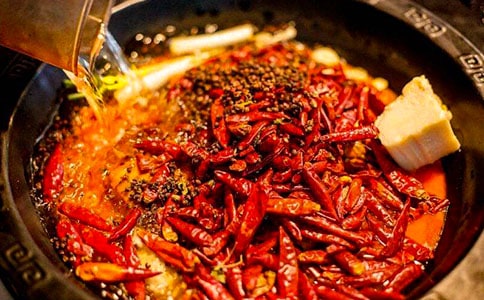 �Ĵ����?zh��n)��?/></p>
<h2>�Ĵ����?zh��n)��?</h2>
<p>�������҂�������S����СС������ͬ�Ĵ��С���������S�����@��(g��)δ�������е����ǂ�(g��)ζ�����@���ǡ�����������偵���</p><p>�����ڸ���(g��)С���������и��N���ӵĻ�偵���������L(f��ng)ζҲ��ͬ��һ���ŌW(xu��)�r(sh��)�g�������°��r(sh��)�g��߀����ĩ�����ϣ��@Щ���СС�Ļ�偵���͔D�M���������������ÿ�����϶��ǟ���ͨ�������浽̎����������в˵���ζ�������ζ��</p><p>�����ٳԻ�偵ĕr(sh��)���������S��Զ��٣��㲻Ҫ�������ϻ�����?y��n)��@Щ��偵ĵ����mȻ������������������һЩ���꣬���@Щ���϶��ǽ�(j��ng)�^���x�������˲��ϻ����ٳԵ���;�ĕr(sh��)�������ʮ������ǧ�f��Ҫ��ˮ����?y��n)��Խ��Խ���?/p><p>�����ٳԻ�偵�'�r(sh��)��������偵���ǰ���M(j��n)ȥ��λ�����º��������c(di��n)�����������Ȳ˵ĕr(sh��)������͕���һ������ζ�Ͳ���ζ���ٳԵĕr(sh��)�������ֱ�ӏ���ЊA��������º����̾͸е��˺퇵���Ǳ������һ����ʮ�֠C��ʮ������</p><p>�����Ե����ϕr(sh��)�͕����������ĸ��X</p><p>�����Ե����cʮ���Џ������ڸкܺ����r��������ĸ��X</p><p>�����Ĵ�����Ǵ����е�һ����(d��)���L(f��ng)ζ����(d��)��һ�������u(y��)�������ԭ�����кܶ����������������C�r�۴�����c(di��n)��</p><h2>�Ĵ����?zh��n)��?</h2>
<p>�����������츮֮���Ĵ������H���箋��ɽˮ�L(f��ng)�����ÿ͵İ���Ů���������˴������ߵĸ����ʳ�����f����ʳ���㲻�ܲ��ᵽ�Ĵ��Ļ����</p><p>������偣����˼�x�����ǌ������̿��֮����ʹ��еĜ�ˮ���v��������Ƭ���߲˵ȷ������C�죬�S���S�Ե�һ�N��ʳ���@�ӵĳԷ������������������Ю���ͬ��֮����Ȼ���Ĵ�����ʳ����������r�����Q��ֻ�����͹��������偵�����̿���˿���ɢ�l(f��)�������������ô��׌��ʳ��������������������ζ���S���C��ˬ��ɿڵ��߲ˡ���ʳ���B�ˎ�����һ�������K���������������������ā���������o�������ڸ����h(hu��n)�@�ڴ��X�g�þò�ɢ������ͣ���¿��������ǣ��Ե���Ҳ�������˦�_���Ӿͳ�������</p><p>������(j��)�f���Ի�偵���߾����������ן���������������ÿ��{(di��o)����������ˇ���һ����������������v�v��⿝�@�����НM�ǻ������������.�����һ߅�ẹ������һ߅���^�Ե����š���Ҫ��������?y��n)����(zh��n)�������ӄڄ�����l(f��)���������������]�и��N���ӵ��{(di��o)ζƷ���]���S����ԭ����Ҳ�]�����m���òͭh(hu��n)�����ڄ�֮�������һ�^�ẹ������ˮ���һ偣�����۳Ե�������������Ȼ�����ƽ�r(sh��)��ʣ�ĸ��N�߲�֮���ζ���O�á���������(j��ng)�^һ����һ���ĸ���������˽�������ϲ�۵Ļ������</p><p>������ô�����ǲ����ѽ�(j��ng)�̲�סҪ����һ�D��ζ�Ļ���ˣ��Ǿ��s����Ĵ������@����ԭ��ԭζ�Ļ�������П�����Ĵ�����gӭ����</p><h2>�Ĵ����?zh��n)��?</h2>
<p>����׌���J(r��n)���Ă�(g��)���?zh��n)����Ƿ��Ĵ����Ī���ˣ?/p><p>���������҂����Ĵ�ȥ�������ϕr(sh��)�҂���ȥ���Ĵ��˵����ֺò�һ ������M(j��n)�˻�偵���һ�ɟo���ζ��������������ѽ�(j��ng)����ˆ��ǲˆ���һ�偿ɿ���ζ���T�˵Ļ���������҂��c(di��n)��һ��(g��)�Ĵ�����������偣��Ōm�������оł�(g��)��������˶��������c(di��n)�����ֻҊ�e�˶������㇊����.������ȴ��r(sh��)�g���ҁ��fҲ�����L������һ�댦�ҁ��f����һ������K�ڻ�偶����ρ����ҿ�Ҋһ�^���rѪһ��t�Ļ�偣�ֻҊ����ŝM�������ͻ������@������һֻ�֫F��������������Щ�²��˿ڵĸ��X��</p><p>�����K�����ҿ��@����������ζ���̲�ס�����㣬�A���������Ȳ������ķ��M(j��n)���ֻ Ҋһ���������˶������҂���������������V�ң��������������f�ゃ�в���������҆����������Ļ�偞�ʲô�@ô���������f��������������ط����ְֳ���һ����Ҳ������ٝ�@�������@�Ĵ��Ļ�偹�Ȼ��һ�����</p><p>�����@�Ĵ���偵��������ǟo�����Z���������Ĵ���偵����u(y��)�����治������̓��(sh��)�İ���</p><h2>�Ĵ����?zh��n)��?</h2>
<p>�����ҵ��������Ĵ������������Ґ۳Դ������ܳ������ڱ����Ĵ��P(gu��n)ʳ��������۳Ե�߀�ǻ�������F�⿝�@�ķՇ�������������ζ�������ǡ���</p><p>�������ȣ��Ĵ���偵���_�ͺ������ط�����ͬ�������ɴu���ɵ�һ��(g��)�����_�ӵ����ӣ������Ǵɴu�����ʯ䁳������gһ��(g��)��A��������[��һ��(g��)�S�γεĻ�������ʢ�M�˼tͮͮ�Ļ�偵��ϣ�����Ư�������������ȵ���߀�кܶ����Ҳ�֪���Ī�(d��)���{(di��o)������?y��n)��������S���ţ�������ԟoՓ偵ן��ö�����偵ı��涼�@��ƽ�o�����ǌ�(sh��)�H����ţ�͵���������߸�[�����������ҷ��v������ζ����������������������Ҫ����ˮ��</p><p>������Σ��Ĵ��Ļ����ʳ��ʳ��Ҳ�������ط���һ�ӡ�һ�㲻�������������Z�c���õ��Z�cһ�������r�����ҵ�������úܸɃ���һ����������͸���Ԏ��ۼtɫ�����R�����ڱP�С��A��r(sh��)��Щ���y����?y��n)������H�ܻ�������߀�L��ÿ���ҊA�ĕr(sh��)�򶼺޲���վ����������Z�cһ��������Ҿ��_ʼ����(sh��)����������������һ������˷���(f��)������һ���Z�c�͠C������С��ҧһ���������������۵��������`��߀���н����������p�pһ���������Z�c���ٵ��@�M(j��n)�ҵ��������׸��¶������^���������������ζ����ͣ���������@���ܵ����̲�ס�B�Ȏ���</p><p>���������@�����ҵĿ�ˮ��Ҫ��������ʲô�r(sh��)����ȥ�Ĵ���?����ĺÑ����Ĵ���偰�!</p><h2>�Ĵ����?zh��n)��?</h2>
<p>�����ҵ��������Ĵ������������Ґ۳Դ������ܳ������ڱ����Ĵ��P(gu��n)ʳ��������۳Ե�߀�ǻ�������F�⿝�@�ķՇ�������������ζ�������ǡ���</p><p>�����������Ĵ���偵���_�ͺ������ط�����ͬ�������ɴu���ɵ�һ��(g��)�����_�ӵ�.�����������Ǵɴu�����ʯ䁳������gһ��(g��)��A��������[��һ��(g��)�S�γεĻ�偣����ʢ�M�˼tͮͮ�Ļ�偵���������Ư�������������ȵ���߀�кܶ����Ҳ�֪���Ī�(d��)���{(di��o)������?y��n)��������S���ţ�������ԟoՓ偵ן��ö�����偵ı��涼�@��ƽ�o�����ǌ�(sh��)�H����ţ�͵���������߸�[�����������ҷ��v������ζ����������������������Ҫ����ˮ��</p><p>����������Ĵ��Ļ����ʳ��ʳ��Ҳ�������ط���һ�ӡ�һ�㲻�������������Z�c�����õ��Z�cһ�������r�����ҵ�������úܸɃ���һ����������͸���Ԏ��ۼtɫ�����R�����ڱP�����A��r(sh��)��Щ���y����?y��n)������H�ܻ�������߀�L��ÿ���ҊA�ĕr(sh��)�򶼺޲���վ��������Z�cһ�����������Ҿ��_ʼ����(sh��)����������������һ������˷���(f��)������һ���Z�c�͠C����С��ҧһ���������ġ����۵�������ģ�߀���н����������p�pһ���������Z�c���ٵ��@�M(j��n)�ҵ��������׸��¶������^���������������ζ����ͣ���������@���ܵ����̲�ס�B�Ȏ���</p><p>���������@�����ҵĿ�ˮ��Ҫ��������ʲô�r(sh��)����ȥ�Ĵ��أ�����ĺÑ����Ĵ���偰���</p><h2>�Ĵ����?zh��n)��?</h2>
<p>����ʳ������ʳ����׌���Ąӵąs߀���Ĵ���偡����ӷ��v�ļt���桱��</p><p>�������~ɫ���������ﲻͣ�L�ӵļt�������g���Ӷ����F�v�v�ğ���������������˵�Ę�϶��Ǽt��������t�⽷�ǰ�������(w��)�T��������һ���tɫ�Ʒ����H�ǵĽ�һ�Ã�����������S�γε�������һ��������ĝ����Ե���������</p><p>����������?zh��n)���ļ⽷���齷�����������t�����һ�㿾������������������߀����ͣ���ü�(x��)�L����ľ����һ�c(di��n)�����׌��������׌���������Ó�©�ѽ�һ�գ�ʣ�µļt����ӡ���������ɜy��Ƭ�����Gɫ�����tɫ�ı�����偡��������ļt�����۾G�Ĳ��~���Ϸ��L���¡���һҧס�o����������ζ�����߲˵�֭Һ��ħ��һ���Ä����`ζ��������һ����ˬ�ě��裬�Ļ������K����������һɫ����Ů�˿�Ҳ��������������^�l(f��)��������һ�N������ğ������v�v�����?zh��n)����ܔU(ku��)ɢ��</p><p>�������r�����c����ͺã������ĝLһȦ��������������������Ƣ���˿������X��(j��ng)���^���_��С��һ���^�l(f��)�z�����۶��Ǹ����������oһ�����@����С��һ偡��t���桱���۷������ӵ����K������һ�c(di��n)���������һ˲�g�ƺ����������І��}����ӭ�ж������҂������ڻ�偎��o�҂��Ŀ옷�͟����оþò����԰Ρ��·������ġ��t�末��߀�ں퇵��������</p><p>����΢�L(f��ng)�p�p��ȥ�z���µ���������w΢΢�l(f��)�C������Ě�Ϣ߀��ѪҺ�����������v�ļt���棬�ò�ʧ�۵��Ĵ���偡���</p><h2>�Ĵ����?zh��n)��?</h2>
<p>��������ֽйŶ����������?y��n)�����ǧ��vʷ��������еĹ������������ǈA�������������F(tu��n)�F(tu��n)�A�A�����Ժܶ��˶��۳ԡ�</p><p>�����Ї����ض��л����������偵�Ҫ����ϲ�Ät���в�ͬ������ϲ�g�Ĵ��������?y��n)������������t���t�ģ��h�����׌��θ�ڴ�����</p><p>����ȥ�꺮������ĸ���Һ�����ȥ���Ĵ��������˴�ζ��偵���ζ����偄�������ζ�㏛��������(g��)�������ڼң���������������˟������Ҷ����Ћ�����һ������һ���������ϸɋ����u�ٟ���(g��)һ�ɷ�犡�</p><p>�����]�뵽��(j��ng)�^ǧ�N�ٟ���'�������Ҳ���Ĵ���側�����</p><p>����Ҫ�ж�������������Ҋ�R��������Ư���tɫ��������ð�����������˵�����������������s�[�[��Щ���������������������һ�K�ײ���������У�һ����ζ�����^�����_����ֱ�_�۾���������һ�����ۜIֱ������ͬ�Q�̵ĺ�ˮһ��ӿ��������(g��)�˶����X�����������^��߀���X���U�óԵ���������ڛ�ˮ����ζ�����p�������ҵ��ǳ��ϰa�����@����ζ�����y����</p><p>��������Ҳ�����˿������ɛ]���σɿھ��ܲ������������^ֱ�����������ۜI������ǻ�f����Ҳ��Ҫ�Ի���ˣ�</p><p>����ĸ�H�f���҂��Ϸ���߀�ǻؼҳ��҂��Ϸ����{(di��o)������偰����@��(g��)�Ĵ�������ǲ��m���҂��������X�����@�εĻ������׌�˴����y�������׌�һ�ζ�o�F��</p><p>���Ĵ����?zh��n)��ġ����P(gu��n)���£�</p><p><a target=