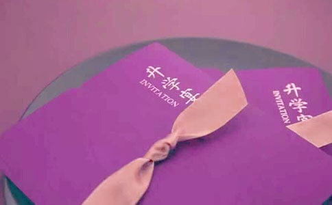 ����Ո?zh��)���ʽ���?/></p><p><strong>��������Ո?zh��)���ʽ���?/strong></p><p>����һ���ɷN������ʽ</p><p>��������Ո?zh��)��Č�������ʽ�Ϸ֞�Mʽ�������Qʽ�������Mʽ������һ���Ҷ������õČ������Qʽ������Ҫ����߅����߅������</p><p>����������ʽ����</p><p>����Ո?zh��)���һ�����岿�֘������քe�ǣ����}���Q�����������Yβ�������</p><p>����1�����}</p><p>�����ڻ���Y�N�ķ���Ҫ���ϡ�Ո������Ո?zh��)���������Ҳ�з����ϲ�����Ո�(zh��)��������ǸĞ��p��ϲ���ֵ�������@�@�N����ô�ڃ��ҲҪ���ϡ�Ո?zh��)�����Ո���������������wҪ���������w��һЩ��</p><p>����2���Q��</p><p>�����ڕ�������Ո�˵ķQ���r������Ҫ���񌑳�����Ո��������ȫ�Q��֮���ټ�����Q�����磺xxx������С����Ůʿ�����������Ո��D���ˣ��t�ǣ�xxx������������xxxŮʿ��������֮���ڷQ����Ҫ����ð̖��</p><p>����3������</p><p>��������Ո?zh��)�������Ҫ����������e�еľ��w�r�g��������r(n��ng)�v�͹��v���ڶ����������ڎף����w���c����xx��xx̖xx�Ƶ�xx��xx�d���@�ӱ����H�������֪�������e�еĵ��c����Y�L�񣺌���Y��֪�e���������e�ͷ��b�Ĵ���ʹ����������l�Ļ�Y������������������֣������e�����_��֪�����ӵ����l�Ļ�Y��</p><p>����4���Yβ</p><p>�����ڽYβ�ĕr��Ҫ���϶Y��(ji��)�ԵĆ����Z���ǹ����Z���@Ҳ�w�F(xi��n)���˵ĶY�x�����磺��Ո���R�����Ծ��Y��</p><p>����5�����</p><p>������Ո?zh��)������һ��Ҫע����Ո�ߵ�����������������Ո���t�����˵����֣�������������ɵ�����һ�����������Ǹ�ĸ��Ո���t���ϸ�ĸ���������l(f��)Ո?zh��)�������Ҳһ�����ϡ?/p><p>������������Ҫ��</p><p>��������Ո?zh��)��ĕ�������Ҫ�����^������������ɺ������֌����^�õ��ˁ���Ε���Ո?zh��)��Ĺ����?/p><p>�����ġ�����Ո?zh��)���ʽ���?/p><p>��������Ո?zh��)?1</p><p>�ͳʡ�����������Ůʿ���_����</p><p>����֔ӆ��2009��X��X�գ�����X�������������������Ůʿ�e�нY���Y������ϲ�ۡ�</p><p>����ϯ�O��XX�Ƶ�XX�d</p><p>������Ո���R</p><p>��������xxx������xxx����</p><p style=