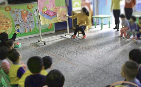 幼兒園小班體育《單手拍球》教案
